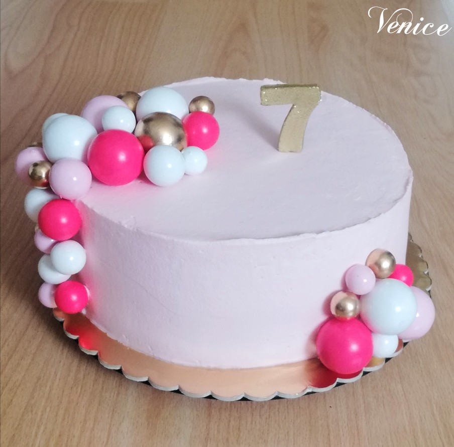 Krémová v ružovom 